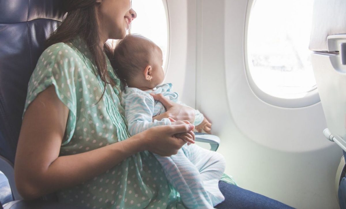 Prendre l’avion avec bébé : quelques conseils pratiques
